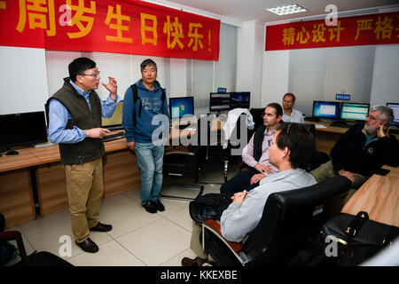 (171201) -- PECHINO, 1° dicembre 2017 (Xinhua) -- Chang Jin (1° L), scienziato capo dell'esploratore di particelle di materia oscura (DAMPE), introduce la ricerca agli scienziati stranieri presso l'Osservatorio della montagna viola sotto la Chinese Academy of Sciences (CAS) a Nanchino, capitale della Cina, 3 novembre 2017. Il satellite cinese per il rilevamento della materia oscura, "Wukong" (Monkey King), ha dimostrato di essere la sonda spaziale più potente per i raggi cosmici ad alta energia. Ha la massima risoluzione energetica e capacità di identificazione delle particelle, perfetta per la ricerca di tracce di annientamento o decadimento della materia oscura partic Foto Stock