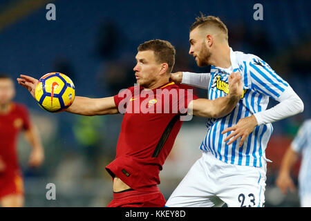 Stadio Olimpico di Roma, Italia. 01 Dic, 2017. (L-r) edin dzeko di roma che combatte per la sfera contro francesco vicari di spal durante il campionato italiano di una partita di calcio. Credito: giampiero sposito/alamy live news Foto Stock