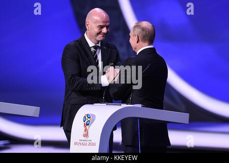 Mosca, Russia. 1 dicembre 2017. Il presidente della FIFA Gianni Infantino (L) e il presidente russo Vladimir Putin stringono la mano durante l'estrazione finale della Coppa del mondo FIFA 2018 al Palazzo del Cremlino di Mosca, capitale della Russia, 1 dicembre 2017. Crediti: Evgeny Sinitsn/Xinhua/Alamy Live News Foto Stock