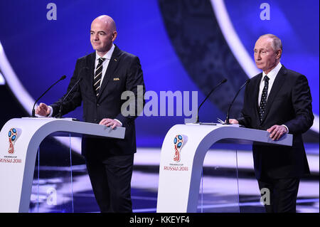 Mosca, Russia. 1 dicembre 2017. Il presidente della FIFA Gianni Infantino (L) e il presidente russo Vladimir Putin partecipano all'estrazione finale della Coppa del mondo FIFA 2018 presso il Palazzo del Cremlino di Mosca, capitale della Russia, il 1° dicembre 2017. Crediti: Evgeny Sinitsn/Xinhua/Alamy Live News Foto Stock