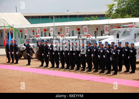 Monrovia, Liberia. 30 novembre 2017. La quinta squadra di polizia di pace cinese in Liberia attende di essere esaminata durante la cerimonia di premiazione a Monrovia, Liberia, 30 novembre 2017. La quinta squadra di polizia di peacekeeping cinese in Liberia ha ricevuto medaglie ONU per il mantenimento della pace per la sua eccezionale performance, ha detto venerdì il Ministero cinese della pubblica sicurezza (MPS). Crediti: Zhao Xiaoxin/Xinhua/Alamy Live News Foto Stock