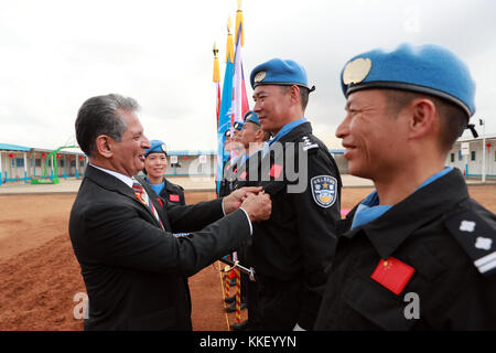 Monrovia, Liberia. 30 novembre 2017. Farid Zarif (1° L), rappresentante speciale del segretario generale delle Nazioni Unite e capo della missione delle Nazioni Unite in Liberia (UNMIL), presenta le medaglie di pace delle Nazioni Unite alla quinta squadra di polizia di mantenimento della pace cinese in Liberia a Monrovia, Liberia, 30 novembre 2017. La quinta squadra di polizia di peacekeeping cinese in Liberia ha ricevuto medaglie ONU per il mantenimento della pace per la sua eccezionale performance, ha detto venerdì il Ministero cinese della pubblica sicurezza (MPS). Crediti: Zhao Xiaoxin/Xinhua/Alamy Live News Foto Stock