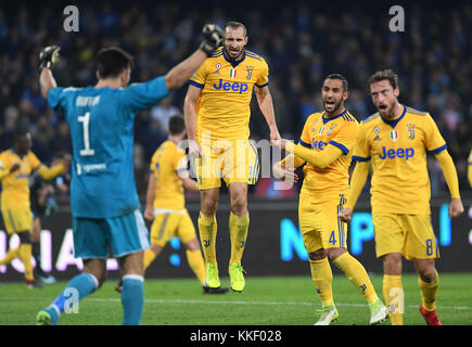 Napoli, Italia. 1 dicembre 2017. I giocatori della Juventus festeggiano dopo aver vinto una partita di calcio di serie A tra la Juventus e il Napoli a Napoli, Italia, 1 dicembre 2017. La Juventus ha vinto 1-0. Crediti: Alberto Lingria/Xinhua/Alamy Live News Foto Stock