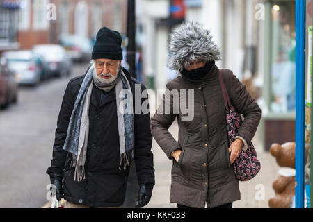 Hastings, East Sussex, Regno Unito. 2nd Dic 2017. Meteo Regno Unito. Inizio mite al giorno a Rye questa mattina, questa coppia anziana sono avvolti caldo comunque. Photo Credit: Paul Lawrenson/Alamy Live News Foto Stock