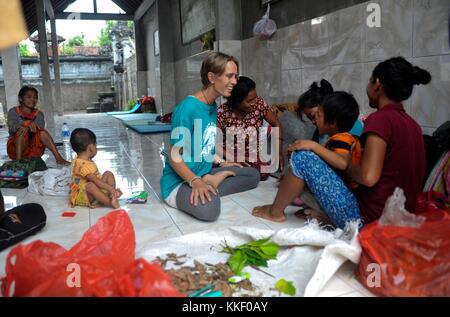 Bali. 2 dicembre 2017. Un volontario parla con la popolazione locale sfollata a causa dell'eruzione del monte agung in un rifugio temporaneo nel villaggio di Culik, Karangasem, Bali, Indonesia, dicembre, 2. 2017. Crediti: Zulkarnain/Xinhua/Alamy Live News Foto Stock