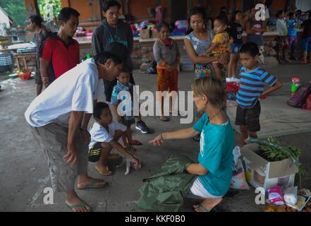 Bali. 2 dicembre 2017. Un volontario parla con i bambini locali sfollati a causa dell'eruzione del monte agung in un rifugio temporaneo nel villaggio di Culik, Karangasem, Bali, Indonesia, dicembre, 2. 2017. Crediti: Zulkarnain/Xinhua/Alamy Live News Foto Stock