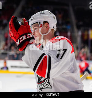 Charlotte F Foegele (17) durante l'AHL hockey gioco tra lo Springfield Thunderbirds e il Charlotte Checkers venerdì 1 dicembre 2017 a Bojangles Coliseum di Charlotte, NC. Giacobbe Kupferman/CSM Foto Stock