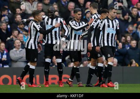 Londra, Regno Unito. 2 dicembre 2017. Dwight Gayle (1st L) del Newcastle festeggia con i suoi compagni di squadra dopo aver segnato un gol durante la partita di Premier League inglese tra Chelsea e Newcastle United allo Stamford Bridge Stadium di Londra, Regno Unito, il 2 dicembre 2017. Il Chelsea ha vinto 3-1. Crediti: Tim Ireland/Xinhua/Alamy Live News Foto Stock