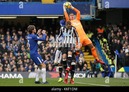 Londra, Regno Unito. 2° dic, 2017. newcastle il portiere karl darlow (1r)salva la sfera come newcastle florian lejeune 2 (r) e del Chelsea antonio rudiger (terza r) competere per la sfera e del Chelsea marcos Alonso si affaccia su durante la Premier League inglese match tra Chelsea e Newcastle United a Stadio Stamford Bridge a Londra, in Gran Bretagna il dec. 2, 2017. Chelsea ha vinto 3-1. Credito: tim Irlanda/xinhua/alamy live news Foto Stock