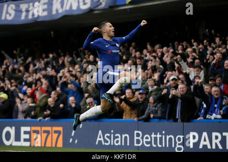 Londra, Regno Unito. 2 dicembre 2017. L'Eden Hazard del Chelsea festeggia dopo aver segnato un gol durante la partita di Premier League inglese tra Chelsea e Newcastle United allo Stamford Bridge Stadium di Londra, Regno Unito, il 2 dicembre 2017. Il Chelsea ha vinto 3-1. Crediti: Tim Ireland/Xinhua/Alamy Live News Foto Stock