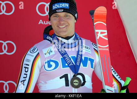 2 dicembre 2017: Germania, Thomas Dressen #10, sul podio dopo il suo secondo posto finale nella discesa concorrenza durante la Audi FIS Birds of Prey World Cup, Beaver Creek, Colorado. Foto Stock