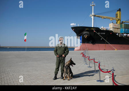 Chabahar, Iran. 3 dicembre 2017. Una guardia di sicurezza si trova di fronte a una nave da carico durante la cerimonia di apertura del porto Shahid Beheshti a Chabahar, Iran, il 3 dicembre 2017. Rouhani di domenica ha aperto la prima fase del porto Shahid Beheshti nella città sud-orientale di Chabahar, l'agenzia di stampa ufficiale dell'IRNA ha riferito. Crediti: Ahmad Halabisaz/Xinhua/Alamy Live News Foto Stock