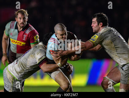 Londra, Regno Unito. 03 Dic, 2017. Mike Brown (15) di arlecchini è stato affrontato nel corso di Aviva Premiership match tra arlecchini vs saraceni a Twickenham Stoop Domenica, 03 dicembre 2017. Londra Inghilterra. Credito: Taka G Wu Credito: Taka Wu/Alamy Live News Foto Stock