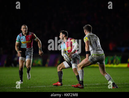 Londra, Regno Unito. 03 Dic, 2017. Danny Care (9) tenta di passare la palla a Mike Brown (15) di arlecchini durante Aviva Premiership match tra arlecchini vs saraceni a Twickenham Stoop Domenica, 03 dicembre 2017. Londra Inghilterra. Credito: Taka G Wu Credito: Taka Wu/Alamy Live News Foto Stock