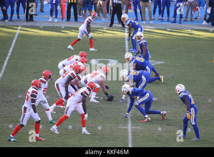 Carson, CA. 03 Dic, 2017. Entrambe le squadre prima dello snap durante la NFL Cleveland Browns vs Los Angeles Chargers presso il Centro Stubhub a Carson, CA su dicembre 03, 2017. (Assoluta fotografo completo & Company Credit: Jevone Moore/Cal Sport Media (rete televisione vi preghiamo di contattare il vostro rappresentante di vendita per uso televisivo. Credito: csm/Alamy Live News Foto Stock