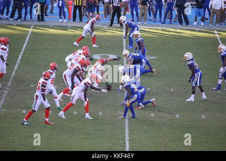 Carson, CA. 03 Dic, 2017. Entrambe le squadre prima dello snap durante la NFL Cleveland Browns vs Los Angeles Chargers presso il Centro Stubhub a Carson, CA su dicembre 03, 2017. (Assoluta fotografo completo & Company Credit: Jevone Moore/Cal Sport Media (rete televisione vi preghiamo di contattare il vostro rappresentante di vendita per uso televisivo. Credito: csm/Alamy Live News Foto Stock