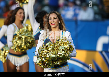 Carson, CA. 03 Dic, 2017. Caricabatterie ragazze durante la NFL Cleveland Browns vs Los Angeles Chargers presso il Centro Stubhub a Carson, CA su dicembre 03, 2017. (Assoluta fotografo completo & Company Credit: Jevone Moore/Cal Sport Media (rete televisione vi preghiamo di contattare il vostro rappresentante di vendita per uso televisivo. Credito: csm/Alamy Live News Foto Stock