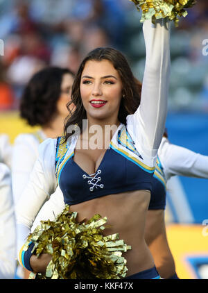 Carson, CA. 03 Dic, 2017. Caricabatterie ragazze durante la NFL Cleveland Browns vs Los Angeles Chargers presso il Centro Stubhub a Carson, CA su dicembre 03, 2017. (Assoluta fotografo completo & Company Credit: Jevone Moore/Cal Sport Media (rete televisione vi preghiamo di contattare il vostro rappresentante di vendita per uso televisivo. Credito: csm/Alamy Live News Foto Stock