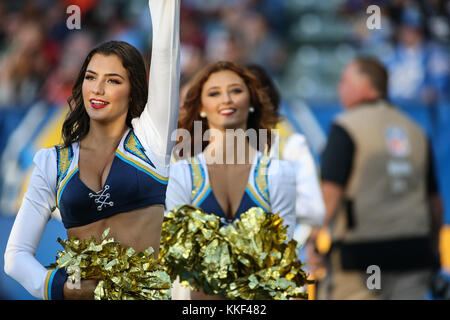 Carson, CA. 03 Dic, 2017. Caricabatterie ragazze durante la NFL Cleveland Browns vs Los Angeles Chargers presso il Centro Stubhub a Carson, CA su dicembre 03, 2017. (Assoluta fotografo completo & Company Credit: Jevone Moore/Cal Sport Media (rete televisione vi preghiamo di contattare il vostro rappresentante di vendita per uso televisivo. Credito: csm/Alamy Live News Foto Stock