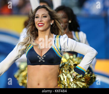 Carson, CA. 03 Dic, 2017. Caricabatterie ragazze durante la NFL Cleveland Browns vs Los Angeles Chargers presso il Centro Stubhub a Carson, CA su dicembre 03, 2017. (Assoluta fotografo completo & Company Credit: Jevone Moore/Cal Sport Media (rete televisione vi preghiamo di contattare il vostro rappresentante di vendita per uso televisivo. Credito: csm/Alamy Live News Foto Stock