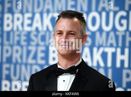 (171204) -- SAN FRANCISCO, 4 dicembre 2017 (Xinhua) -- Christopher Hacon dell'Università dello Utah partecipa alla cerimonia di premiazione del Premio Breakthrough 2018 a San Francisco, negli Stati Uniti, il 3 dicembre 2017. Domenica la Breakthrough Prize Foundation ha annunciato qui i vincitori dei premi Breakthrough 2018 in fisica fondamentale, scienze della vita e matematica, insieme a diversi altri premi per incoraggiare i giovani scienziati. La fondazione ha assegnato il premio in matematica a Christopher Hacon dell'Università dello Utah e a James McKernan dell'Università della California, San Diego, Foto Stock