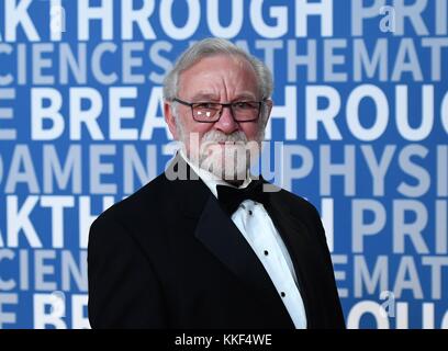 (171204) -- SAN FRANCISCO, 4 dicembre 2017 (Xinhua) -- Peter Walter dell'Università della California, San Francisco partecipa alla cerimonia di premiazione del Premio Breakthrough 2018 a San Francisco, negli Stati Uniti, il 3 dicembre 2017. Domenica la Breakthrough Prize Foundation ha annunciato qui i vincitori dei premi Breakthrough 2018 in fisica fondamentale, scienze della vita e matematica, insieme a diversi altri premi per incoraggiare i giovani scienziati. Il premio per le scienze della vita è andato a Joanne Chory del Salk Institute for Biological Studies e Howard Hughes Medical Institute, Don W. Nokelan Foto Stock