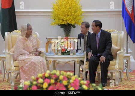 Phnom Penh. 4 dicembre 2017. Il primo ministro cambogiano Samdech Techo Hun Sen (R) incontra il primo ministro bengalese Sheikh Hasina (L) a Phnom Penh, Cambogia, il 4 dicembre 2017. Crediti: Sovannara/Xinhua/Alamy Live News Foto Stock