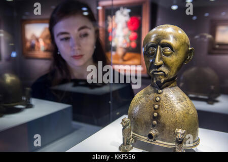 Londra, Regno Unito. 4° dic, 2017. AQUAMANILE NELLA FORMA DI UN UOMO TONSURED, preventivo GBP 120.000 - GBP 180.000 - Christie's Classic settimana Mostra anteprima di Christie's King Street. Londra, UK 04 Dic 2017. Credito: Guy Bell/Alamy Live News Foto Stock