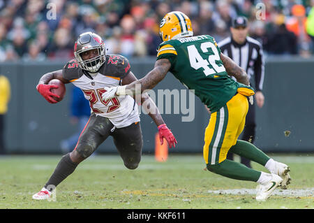 3 dicembre 2017: Tampa Bay Buccaneers running back Peyton Barbiere #25 in azione durante la NFL partita di calcio tra il Tampa Bay Buccaneers e il Green Bay Packers al Lambeau Field di Green Bay, WI. Packers sconfitti i bucanieri in 26-20 ore di lavoro straordinario. John Fisher/CSM Foto Stock