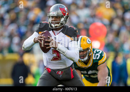 3 dicembre 2017: Tampa Bay Buccaneers quarterback Jameis Winston #3 scompone durante la NFL partita di calcio tra il Tampa Bay Buccaneers e il Green Bay Packers al Lambeau Field di Green Bay, WI. Packers sconfitti i bucanieri in 26-20 ore di lavoro straordinario. John Fisher/CSM Foto Stock