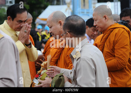 Bangkok, Thailandia. 5 dicembre 2017. Il primo ministro thailandese Prayuth Chan-ocha (L) saluta i monaci buddisti durante una cerimonia di consegna dell'elemosina in occasione del compleanno del defunto re Bhumibol Adulyadej presso il Dusit Palace Plaza di Bangkok, Thailandia, 5 dicembre 2017. Crediti: Rachen Sageamsak/Xinhua/Alamy Live News Foto Stock