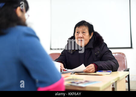 (171205) -- liuzhou, dec. 5, 2017 (Xinhua) -- li fusong, 79, un insegnante in pensione, parla con un membro del personale dell'istruzione locale autorità riguardo a opera di Pechino per la formazione di studenti in liuzhou city, a sud della Cina di Guangxi Zhuang regione autonoma, nov. 21, 2017. li è stato appassionato di opera di Pechino fin dall'infanzia, ma lei non ha avuto la possibilità di imparare l'opera fino al suo pensionamento nel 1994. durante il suo self-study nelle seguenti dieci anni, ha constatato che la maggior parte degli appassionati di opera sono stati solo di mezza età e anziani. Ella ha poi fatto una risoluzione di passare sulla tradizionale arte ai giovani con Foto Stock