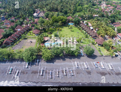 Bali. 5 dicembre 2017. Foto scattata il 5 dicembre 2017 mostra le barche sulla spiaggia di Amed, Bali, Indonesia. Gli impatti delle crescenti attività vulcaniche del Monte Agung nell'isola di Bali in Indonesia hanno colpito direttamente coloro che si guadagnano da vivere grazie al turismo di Amed, un'area costiera orientale di Bali, famosa per le sue splendide spiagge, i luoghi per il surf e le immersioni. Crediti: Du Yu/Xinhua/Alamy Live News Foto Stock