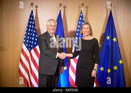 Bruxelles, Belgio. 5 dicembre 2017. Il Segretario di Stato degli Stati Uniti Rex Tillerson (L) incontra il capo della politica estera dell'UE Federica Mogherini presso la sede dell'UE a Bruxelles, Belgio, 5 dicembre 2017. Credito: Unione europea/Xinhua/Alamy Live News Foto Stock