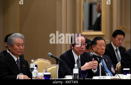 Tokyo, Giappone. 5 dicembre 2017. L'ex primo ministro giapponese Yasuo Fukuda (2° L) parla durante il terzo round di dialogo tra imprenditori sino-giapponesi ed ex funzionari di alto livello a Tokyo, Giappone, il 5 dicembre 2017. I dirigenti d'azienda, gli ex alti funzionari, gli esperti e gli studiosi cinesi e giapponesi hanno chiesto di approfondire la cooperazione economica in occasione del terzo ciclo di dialogo tra imprenditori sino-giapponesi ed ex funzionari di alto livello che si è concluso qui martedì. Credito: Ma Ping/Xinhua/Alamy Live News Foto Stock