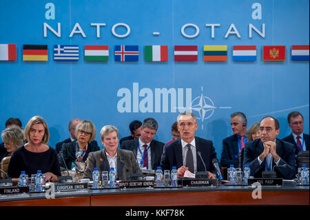 Bruxelles, Belgio. 5 dicembre 2017. Il segretario generale della NATO Jens Stoltenberg (2° fronte) si rivolge a una riunione dei ministri degli Esteri della NATO presso la sede della NATO a Bruxelles, in Belgio, il 5 dicembre 2017. I ministri degli Esteri della NATO hanno convenuto di intensificare la cooperazione con l'Unione europea, il Segretario generale della NATO Jens Stoltenberg ha dichiarato martedì in una conferenza stampa successiva alla riunione ministeriale. Credito: NATO/Xinhua/Alamy Live News Foto Stock