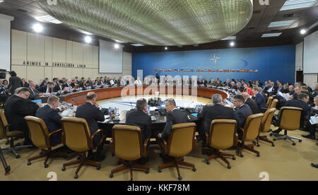 Bruxelles, Belgio. 5 dicembre 2017. Una riunione dei ministri degli Esteri della NATO si tiene presso la sede della NATO a Bruxelles, in Belgio, il 5 dicembre 2017. I ministri degli Esteri della NATO hanno convenuto di intensificare la cooperazione con l'Unione europea, il Segretario generale della NATO Jens Stoltenberg ha dichiarato martedì in una conferenza stampa successiva alla riunione ministeriale. Credito: NATO/Xinhua/Alamy Live News Foto Stock