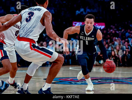 New York, New York, Stati Uniti d'America. Il 4 maggio, 2014. 5 dicembre 2017: Villanova guard Brunson, Jalen #1 unità per il cestello durante il match tra i Villanova Wildcats e dei Gonzaga Bulldogs nel Jimmy Classic al Madison Square Garden il 2 dicembre 2017 in New York New York. ( Foto da Scott Serio/ESW/CSM/Alamy Live News Foto Stock