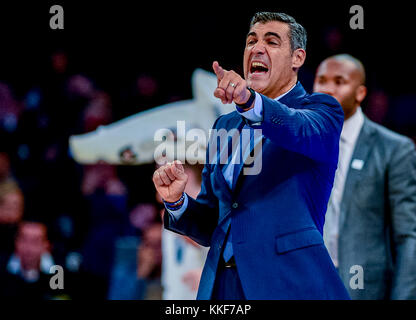 New York, New York, Stati Uniti d'America. 5 Dic, 2017. 5 dicembre 2017: Villanona Coach Jay Wright reagisce a una chiamata durante il match tra i Villanova Wildcats e dei Gonzaga Bulldogs nel Jimmy Classic al Madison Square Garden il 2 dicembre 2017 in New York New York. ( Foto da Scott Serio/ESW/CSM/Alamy Live News Foto Stock