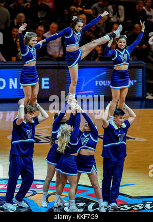 New York, New York, Stati Uniti d'America. Il 5 maggio, 2014. 5 dicembre 2017: Il Villanova cheerleaders intrattenere tifosi durante una pausa durante il match tra i Villanova Wildcats e dei Gonzaga Bulldogs nel Jimmy Classic al Madison Square Garden il 2 dicembre 2017 in New York New York. ( Foto da Scott Serio/ESW/CSM/Alamy Live News Foto Stock