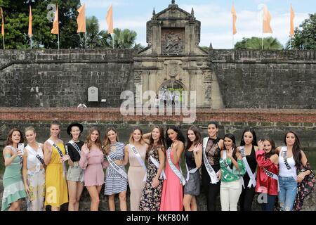 Manila, Filippine. 6 dicembre 2017. Miss Universo 2017 Demi-Leigh nel-Peters (vi L) del Sud Africa e Miss Universo 2016 Iris Mittinaere (V L) della Francia sorridono mentre visitano Fort Santiago a Manila, nelle Filippine, 6 dicembre 2017. Crediti: Rouelle Umali/Xinhua/Alamy Live News Foto Stock