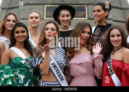 Manila, Filippine. 6 dicembre 2017. Miss Universo 2017 Demi-Leigh nel-Peters (2° L F) del Sud Africa e Miss Universo 2016 Iris Mittinaere (2° R F) della Francia sorridono mentre visitano il Parco Rizal a Manila, nelle Filippine, 6 dicembre 2017. Crediti: Rouelle Umali/Xinhua/Alamy Live News Foto Stock