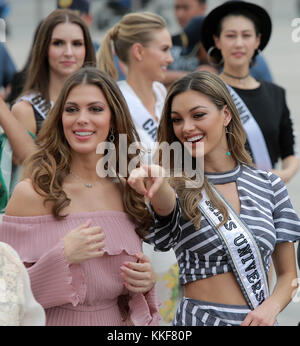 Manila, Filippine. 6 dicembre 2017. Miss Universo 2017 Demi-Leigh nel-Peters (R) del Sud Africa e Miss Universo 2016 Iris Mittenaere (L) della Francia sorridono mentre visitano il Parco Rizal a Manila, nelle Filippine, 6 dicembre 2017. Crediti: Rouelle Umali/Xinhua/Alamy Live News Foto Stock