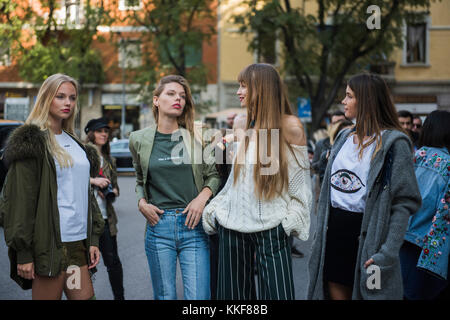 Milano, Italia - 22 settembre 2017: la donna con un look alla moda, pone per i fotografi prima di armani sfilata di moda a Milano fashion week - street style concetto primavera/estate 2018. Foto Stock