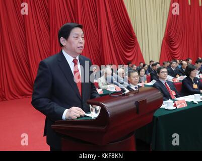 Pechino, Cina. 6 dicembre 2017. Li Zhanshu, membro del Comitato permanente dell'Ufficio politico del Comitato centrale del Partito Comunista Cinese (CPC), legge un messaggio di congratulazioni a nome del Comitato centrale del CPC al 12° Congresso nazionale della Lega Democratica Cinese (CDL) a Pechino, capitale della Cina, il 6 dicembre 2017. Il congresso si è aperto a Pechino mercoledì. Crediti: Liu Weibing/Xinhua/Alamy Live News Foto Stock