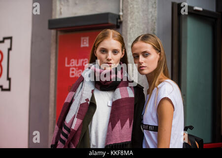 Milano, Italia - 24 settembre 2017: i modelli di moda in posa durante la settimana della moda milanese. Foto Stock