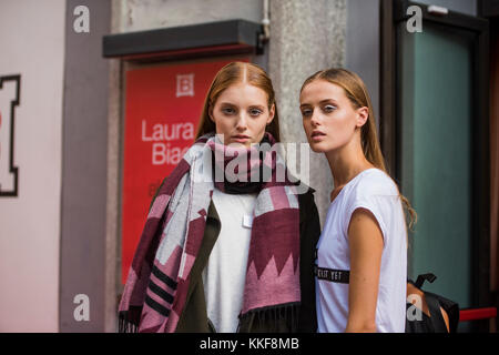 Milano, Italia - 24 settembre 2017: i modelli di moda in posa durante la settimana della moda milanese. Foto Stock