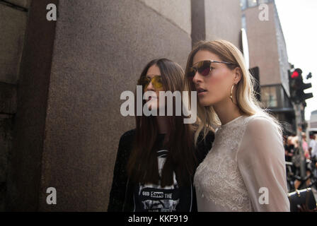 Milano, Italia - 23 settembre 2017: belle ragazze fuori moda mostra durante la settimana della moda milanese. Foto Stock