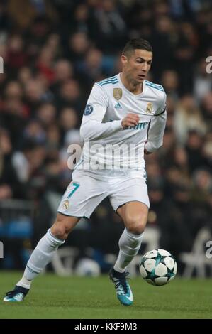 Madrid. 6 dicembre 2017. Cristiano Ronaldo del Real Madrid partecipa alla partita di calcio del gruppo H della UEFA Champions League tra il Real Madrid CF e il Borussia Dortmund allo stadio Santiago Bernabeu di Madrid il 6 dicembre 2017. Il Real Madrid ha vinto 3-2. Crediti: Juan Carlos Rojas/Xinhua/Alamy Live News Foto Stock