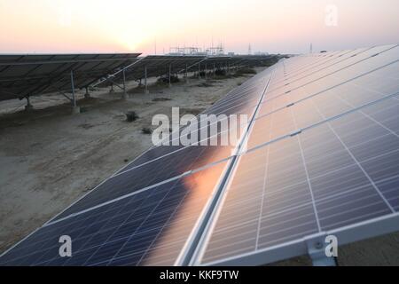 Bahawalpur. 1 dicembre, 2017. Foto scattata su dec. 1, 2017 mostra la potenza solare farm in bahawalpur, Pakistan. sul bordo del cholistan deserto, a 300 megawatt di energia solare farm è diventata la principale fonte di energia elettrica per circa 280.000 famiglie in bahawalpur. l'energia solare fattoria è stato recentemente premiato con il premio luban per progetto di costruzione (progetto d'oltremare), la Cina del primo premio in edilizia per la sua eccezionale qualità costruttiva. Credito: liu tian/xinhua/alamy live news Foto Stock